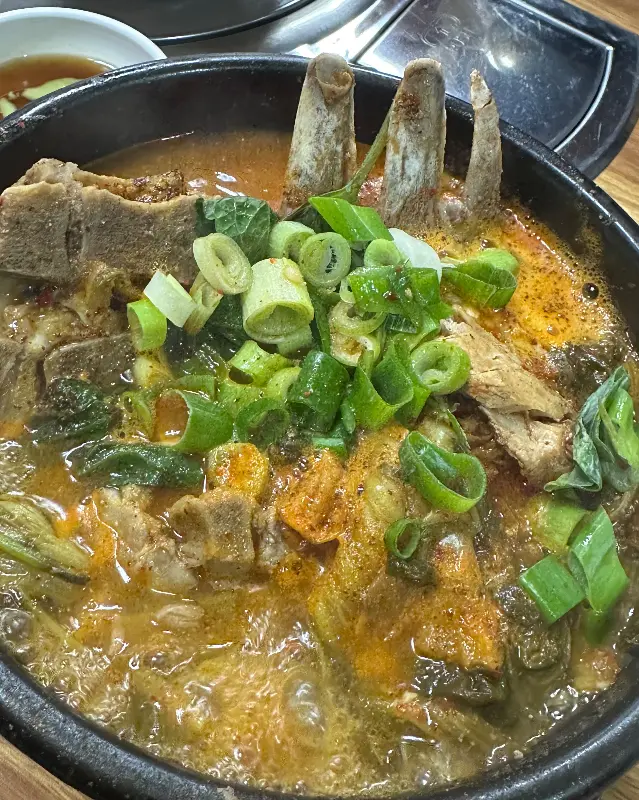 육해공 해장국의 클로즈업 사진