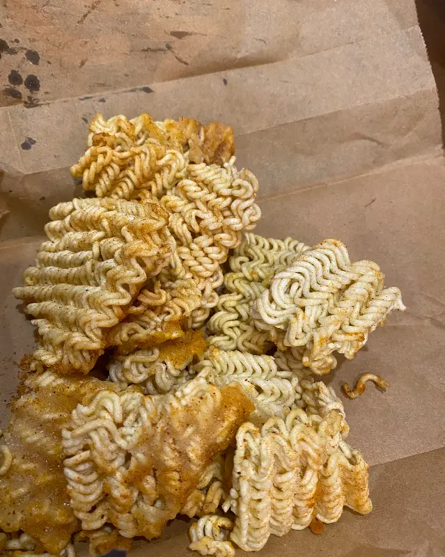 봉투에 담긴 과자 사진. 짭짤한 냄새가 나는 것 같다.