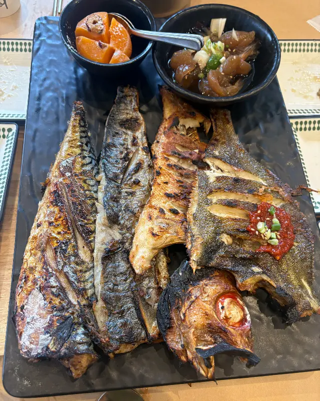 노릇하게 구워진 생선구이 한 상