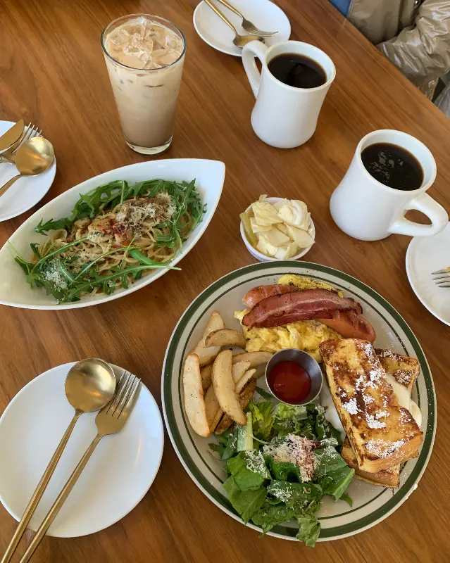 테이블에 놓인 파스타와 브런치 메뉴