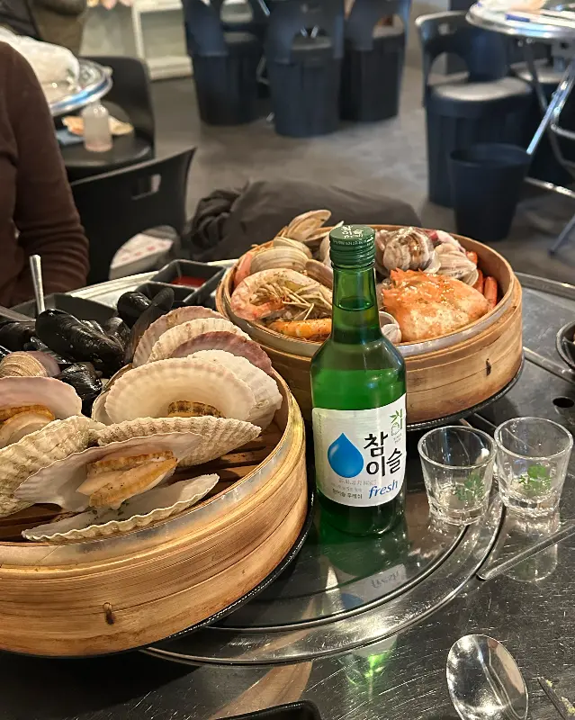 해산물 가득한 편백찜과 소주