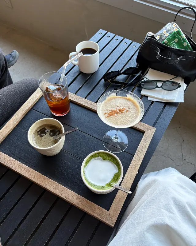 테이블 위에 놓인 다양한 음료와 디저트