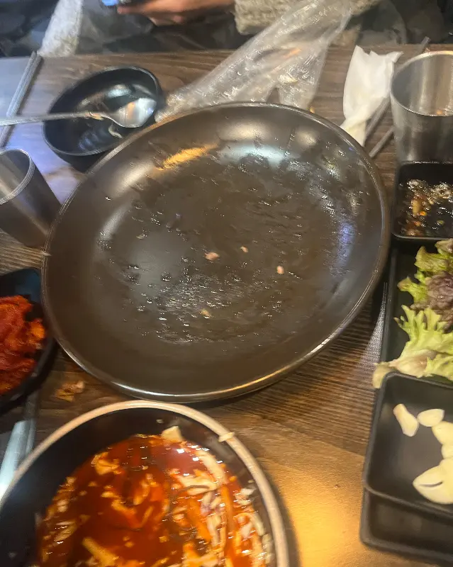 깨끗하게 비워진 족발 접시