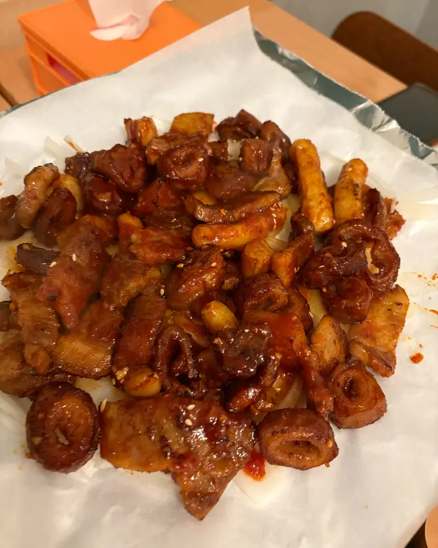 불막창, 떡, 양파 슬라이스가 한 데 어우러진 모습