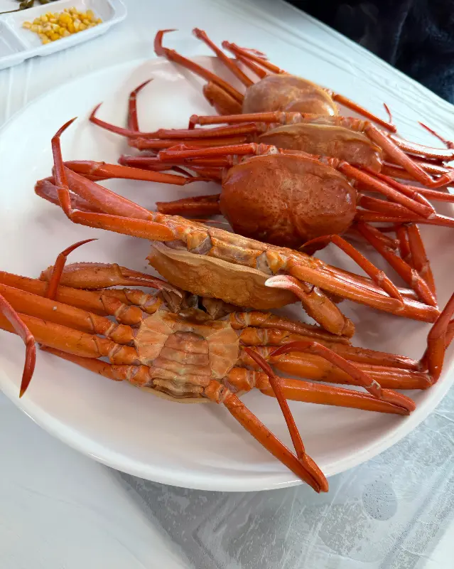 접시에 담겨 있는 홍게