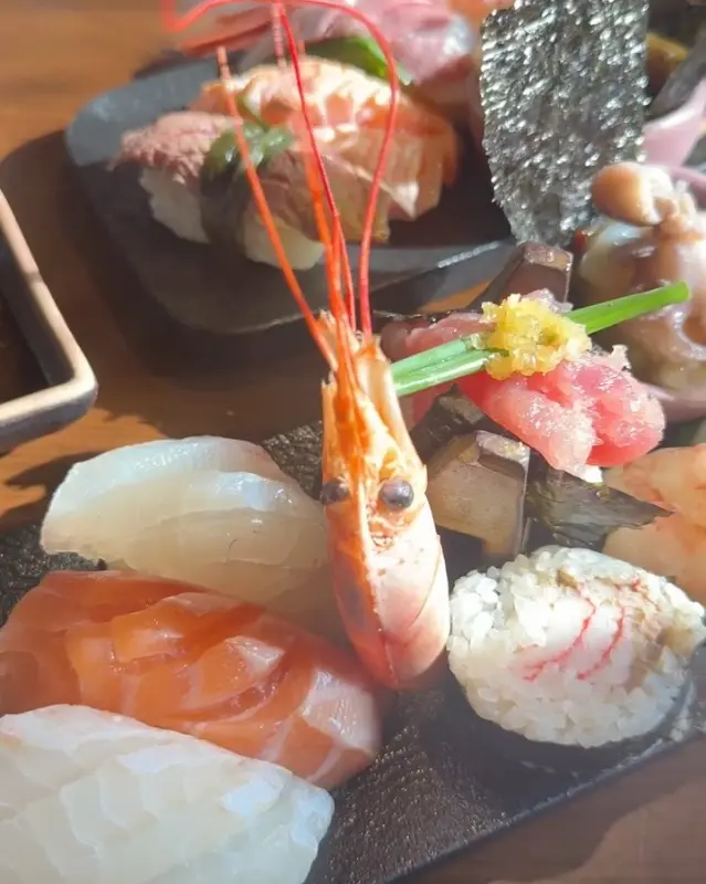 다채로운 구성의 모듬 초밥