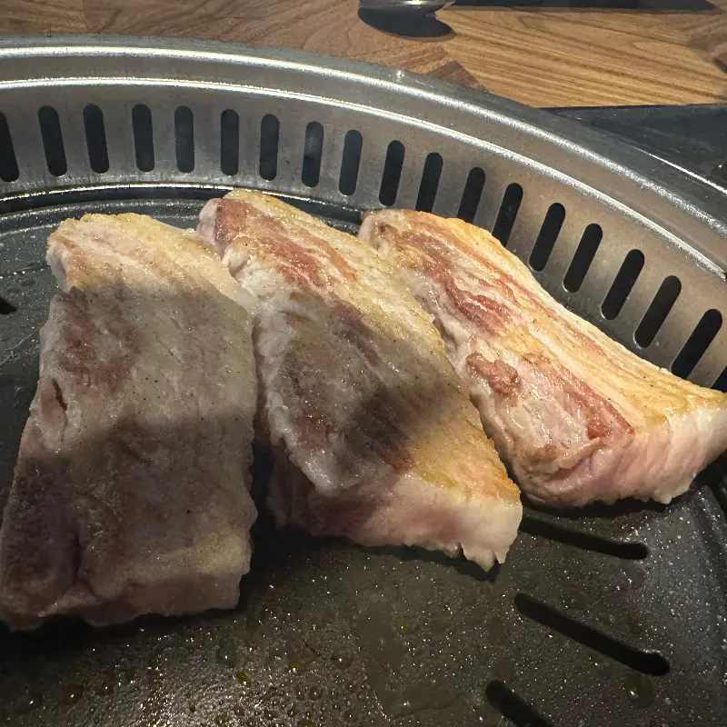 250도 불판 위에서 익어가는 삼겹살