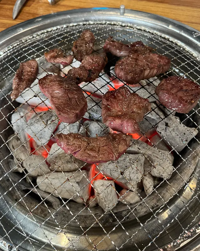숯불 위에서 맛있게 익어가는 소고기