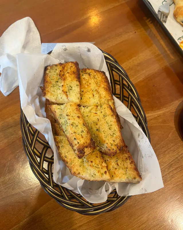 윤기 좔좔 흐르는 마늘빵