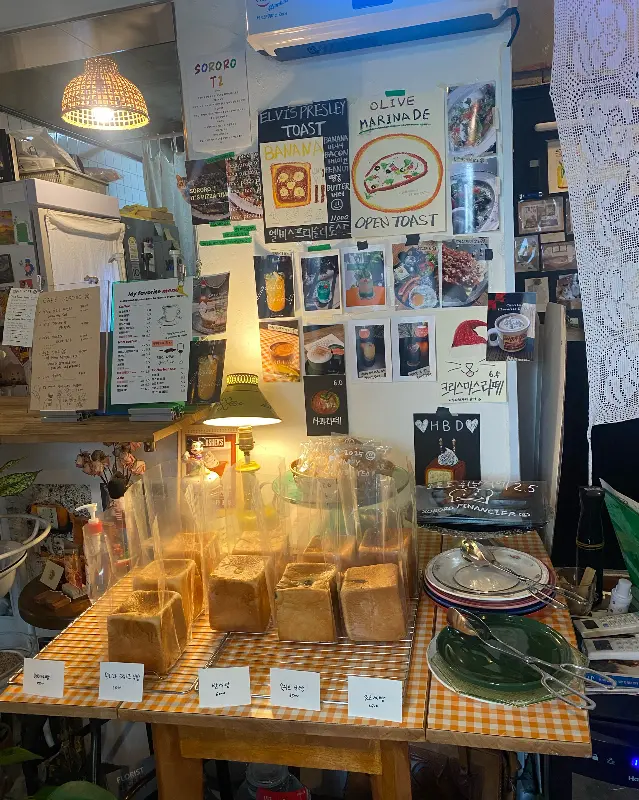 다양한 종류의 빵이 진열된 모습