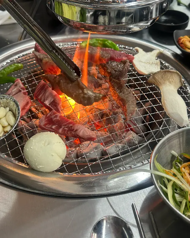 숯불 위에서 익어가는 소갈비