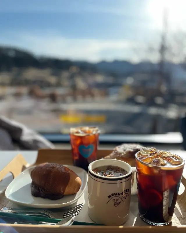 음료와 빵이 놓인 테이블