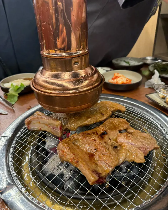 불판 위에서 윤기좔좔 익어가는 돼지갈비