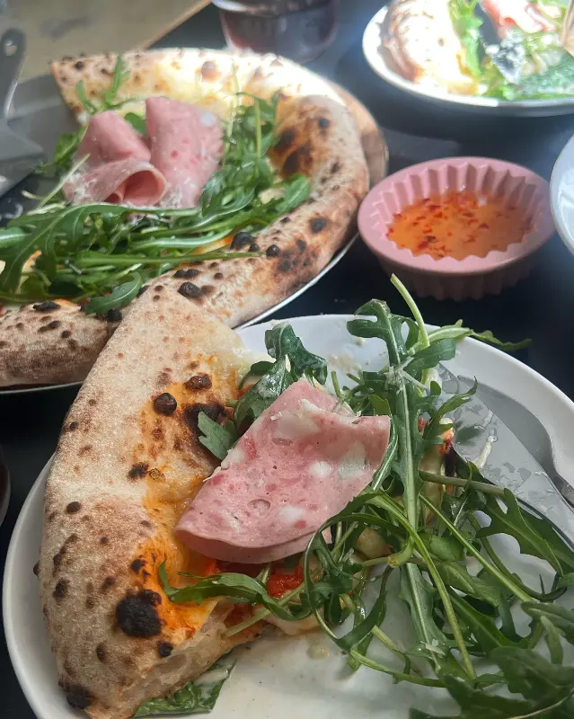 신선한 루꼴라가 듬뿍 올려진 피자