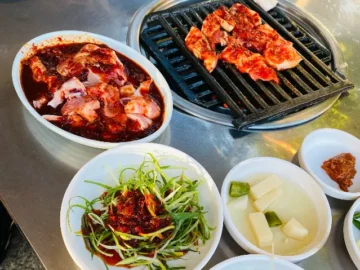 석쇠 위에서 피어나는 추억, 서귀포 하효동 연탄구이 맛집에서 만난 인생 삼겹살