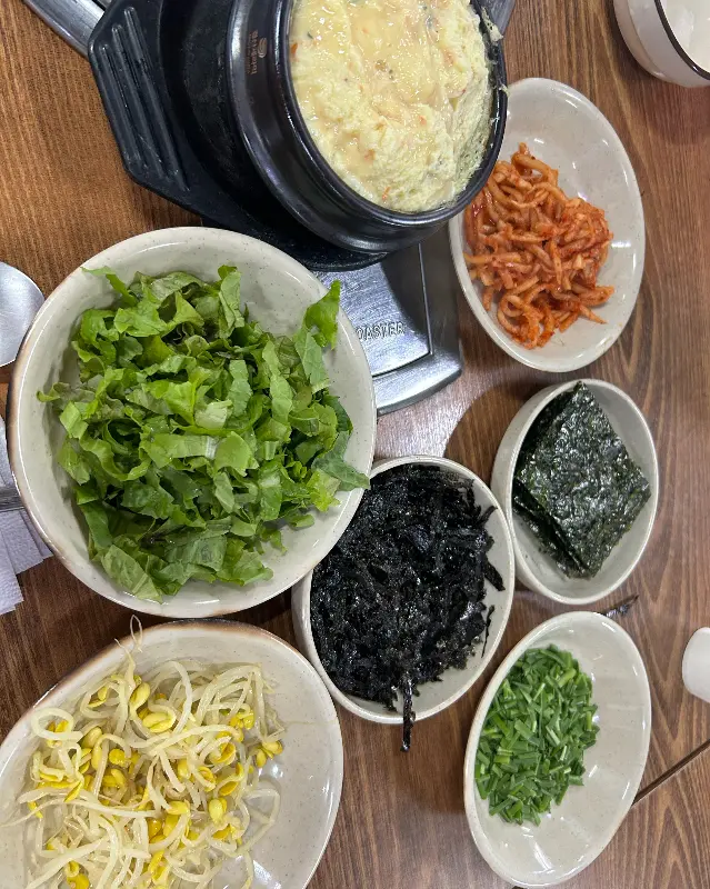 푸짐한 밑반찬 구성