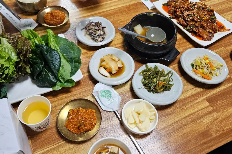 제육볶음과 쌈 채소