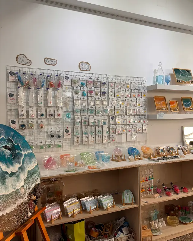 다양한 레진아트 소품들이 진열된 모습