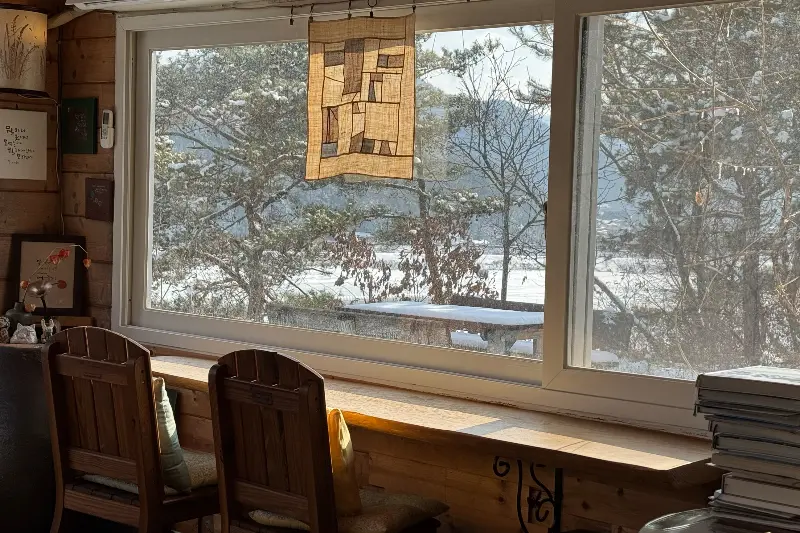 눈 덮인 창밖 풍경