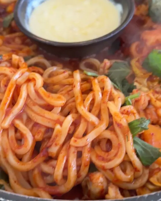 닭갈비와 우동사리, 치즈 퐁듀