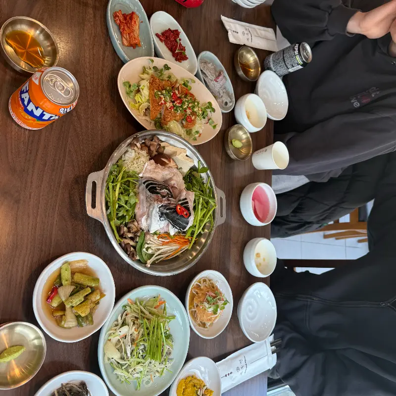 테이블 가득 차려진 음식