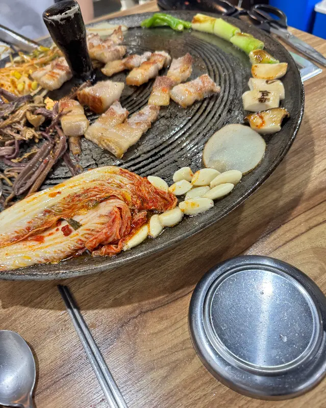 된장술밥에 냉이를 추가한 모습