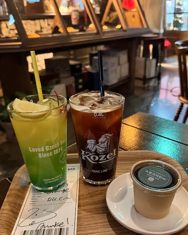 크리스마스 트리 앞에서