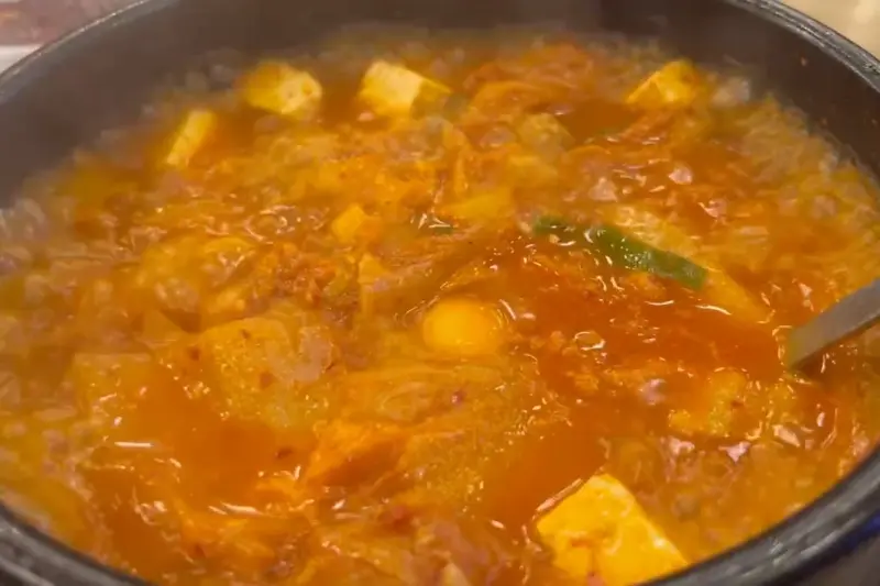 보기만 해도 군침이 싹 도는 김치찌개