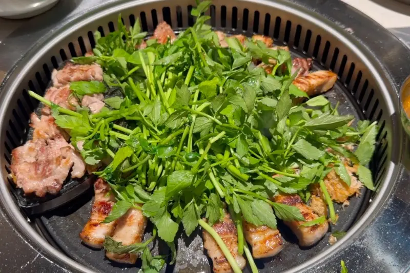 미나리가 올려진 삼겹살