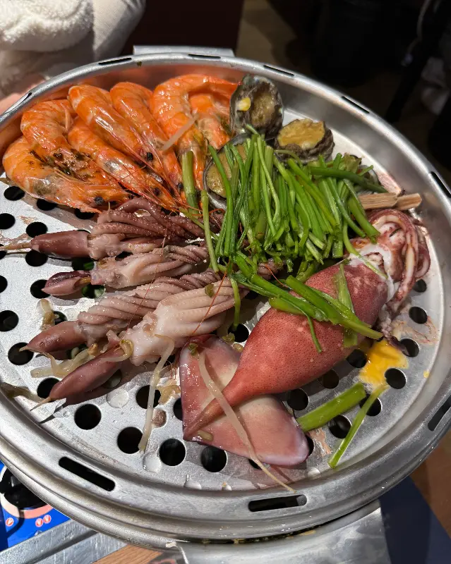 새우, 오징어, 전복이 담긴 찜기