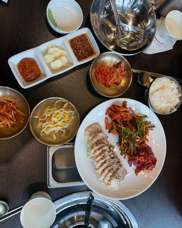 야들야들한 보쌈과 다채로운 쌈 재료