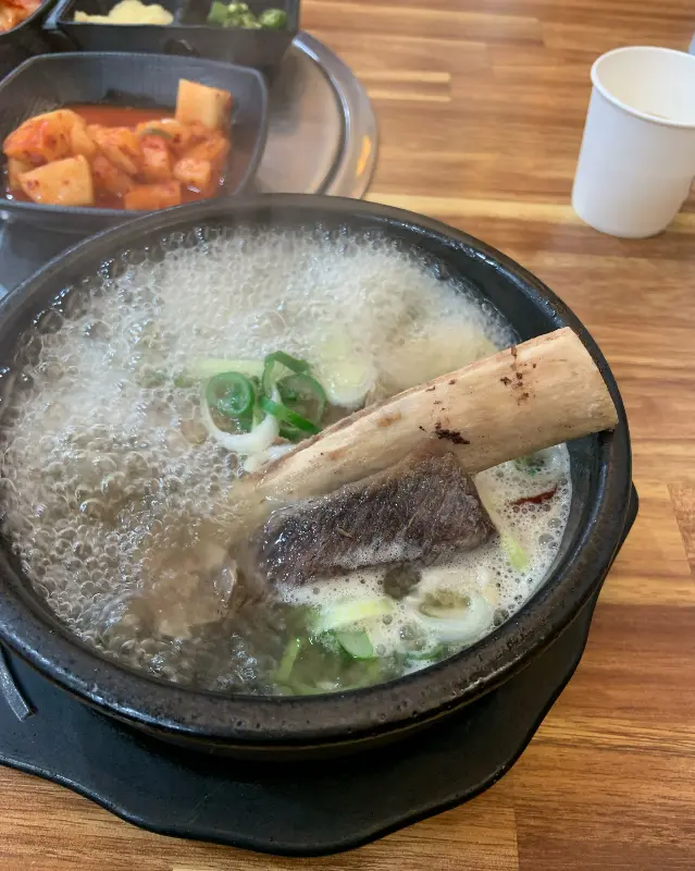 갈비가 듬뿍 들어간 맑은 갈비탕