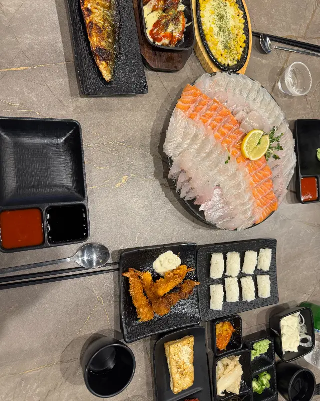 해산물과 곁들임 요리 한 상 차림