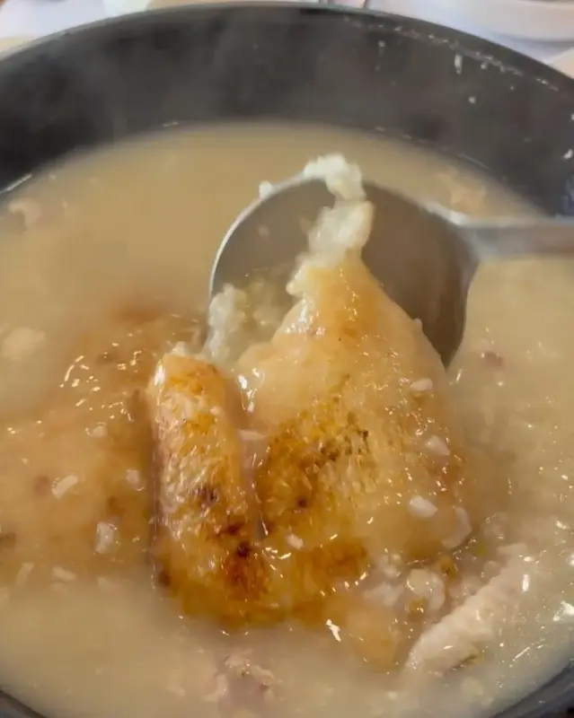 누룽지를 떠먹는 모습