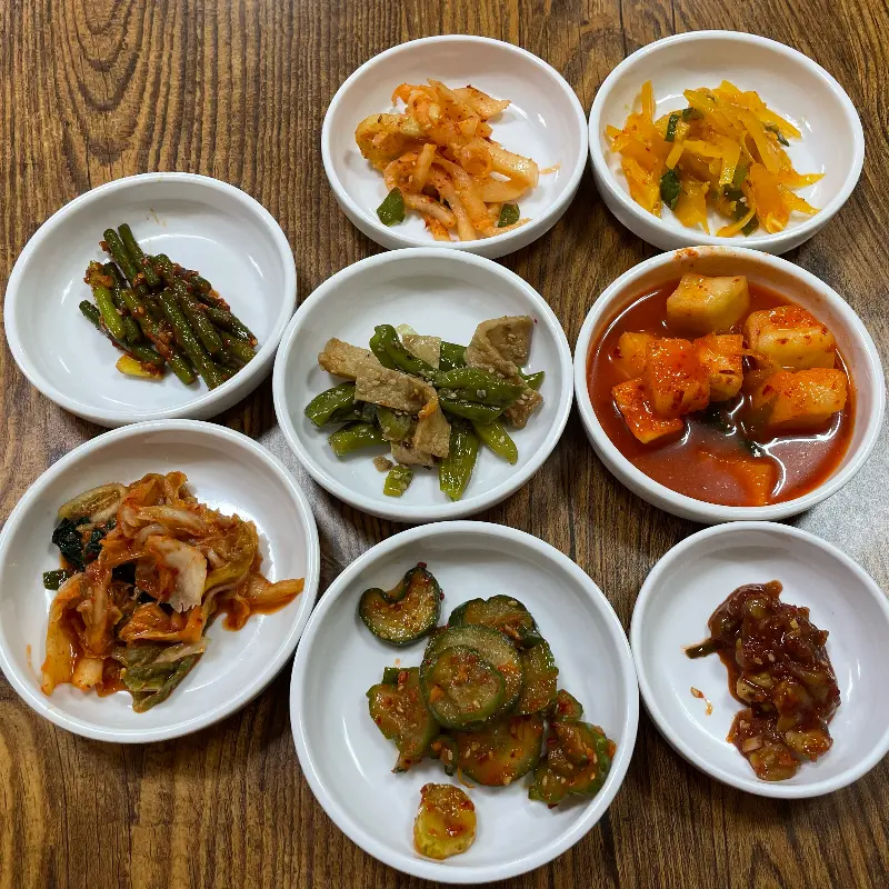 다양하고 맛깔스러운 밑반찬