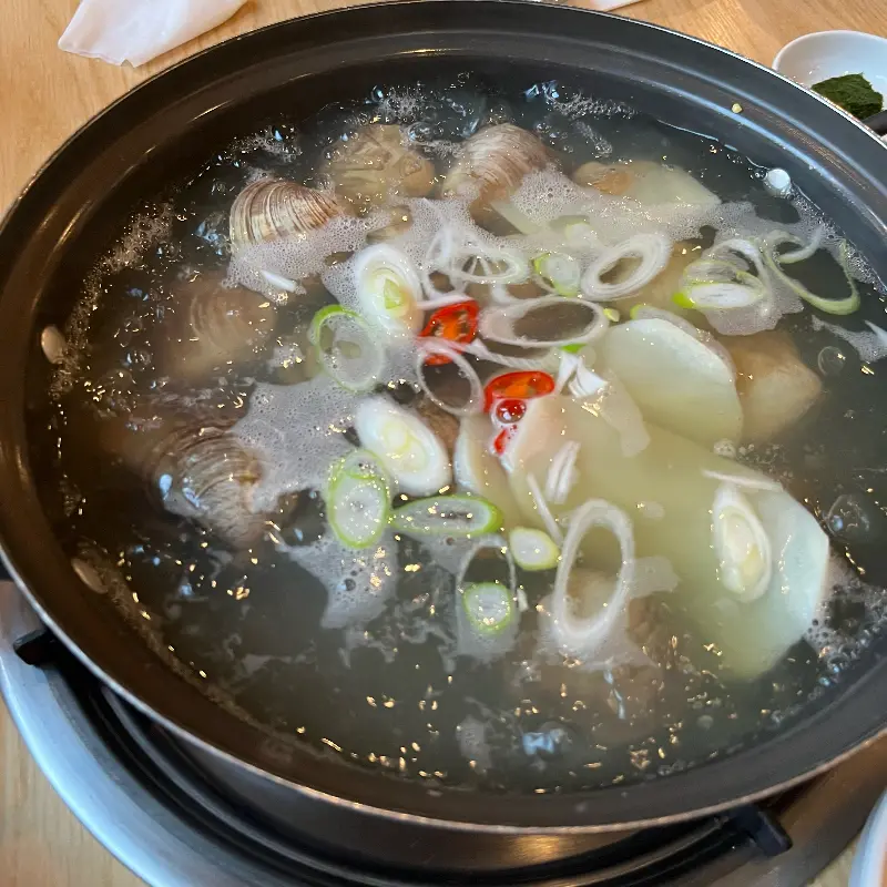 뽀얀 국물에 백합과 채소가 듬뿍 들어간 백합칼국수