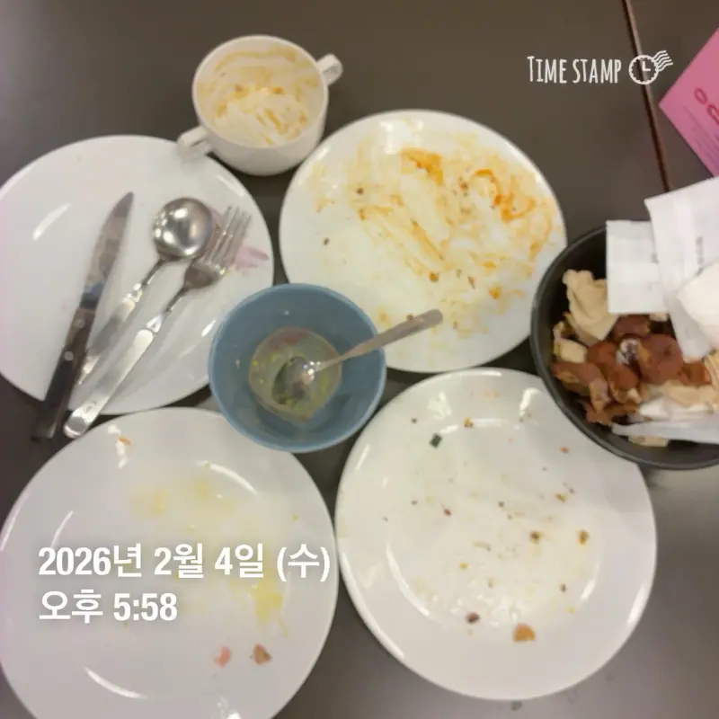 깨끗하게 비워진 접시들