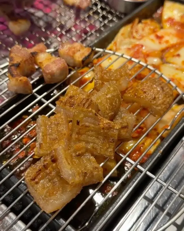 노릇하게 구워진 껍데기