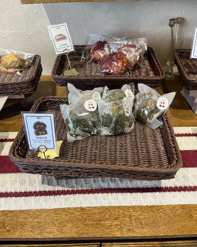 진열된 빵들의 모습