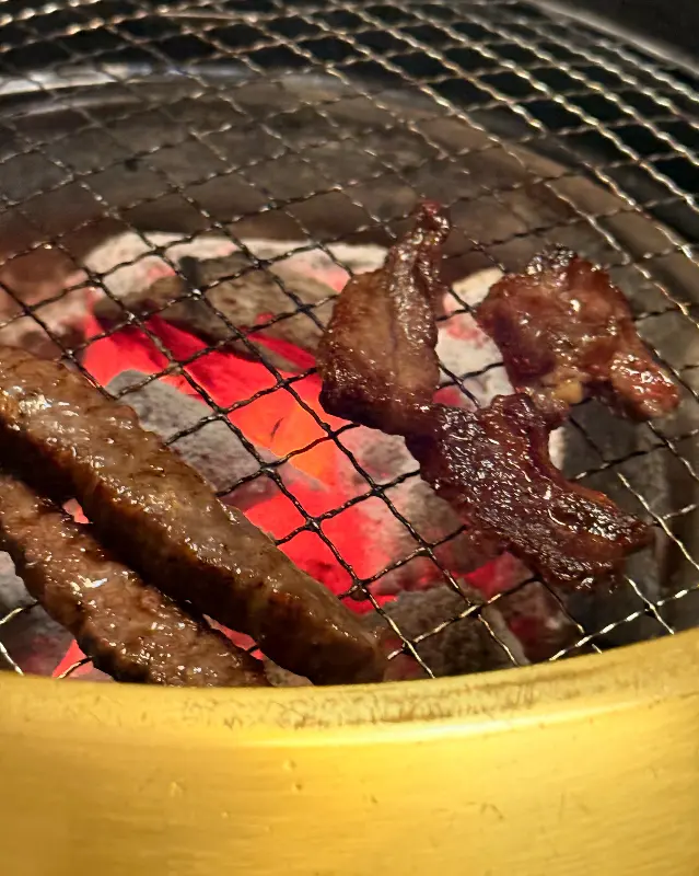 숯불 위에서 익어가는 한우