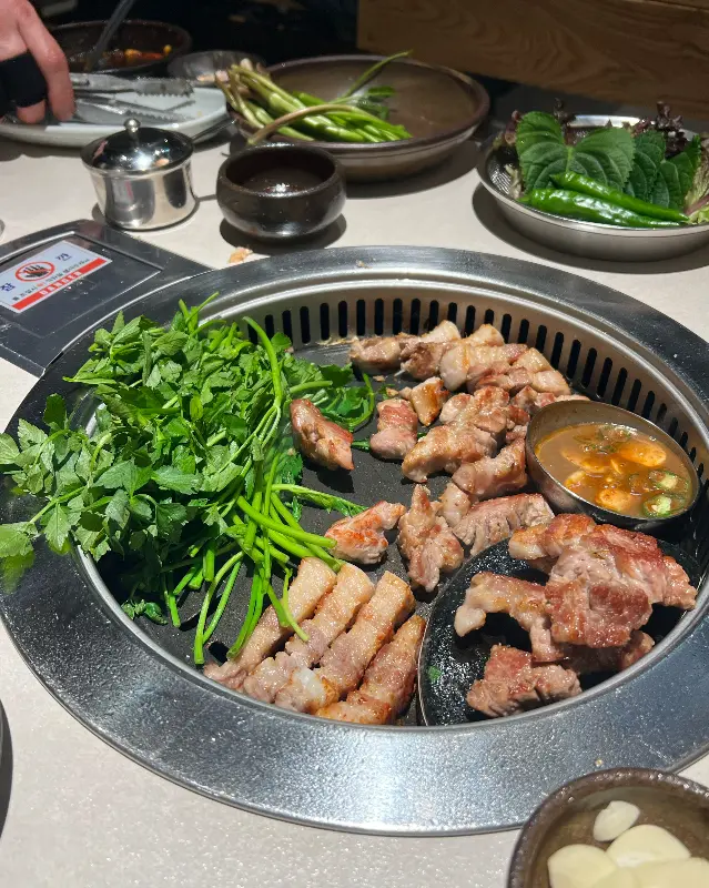 미나리와 함께 구워진 삼겹살