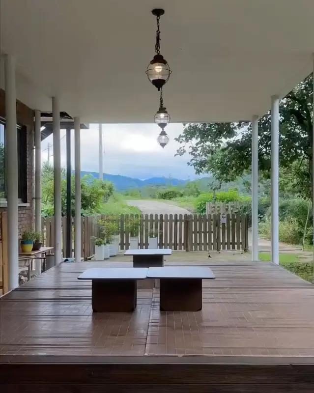 카페 이장님댁 외부 테라스 전경