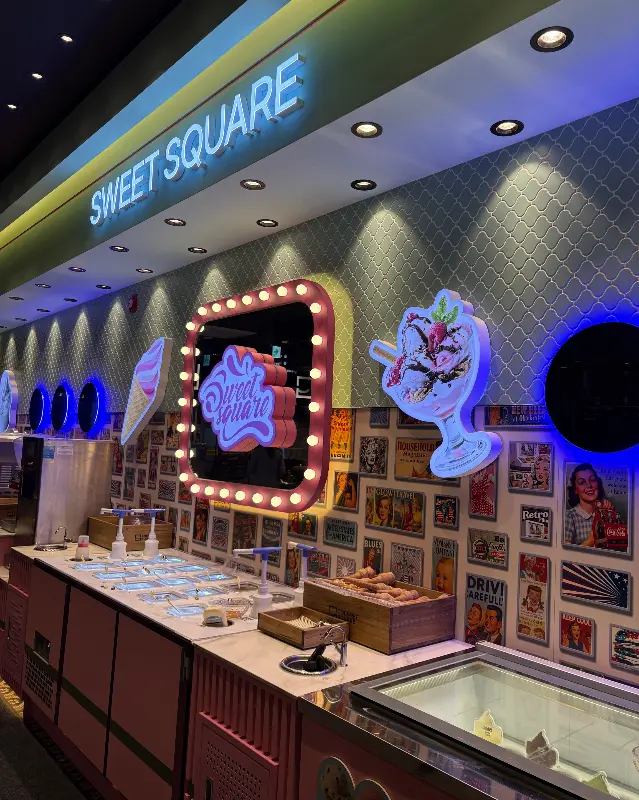 다양한 토핑이 준비된 아이스크림 코너