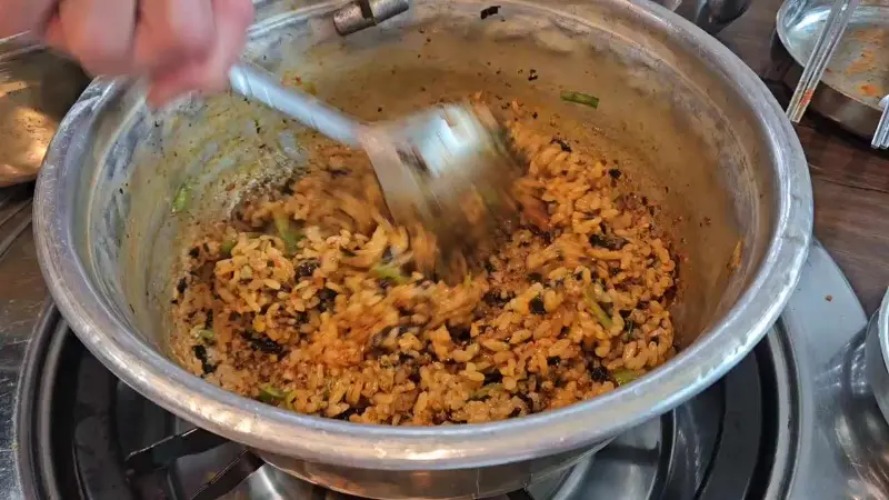 매콤한 양념에 볶아 더욱 맛있는 볶음밥