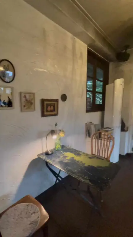 앤티크 가구와 소품들이 놓인 카페 내부