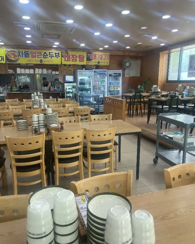 넓고 깔끔한 매장 내부