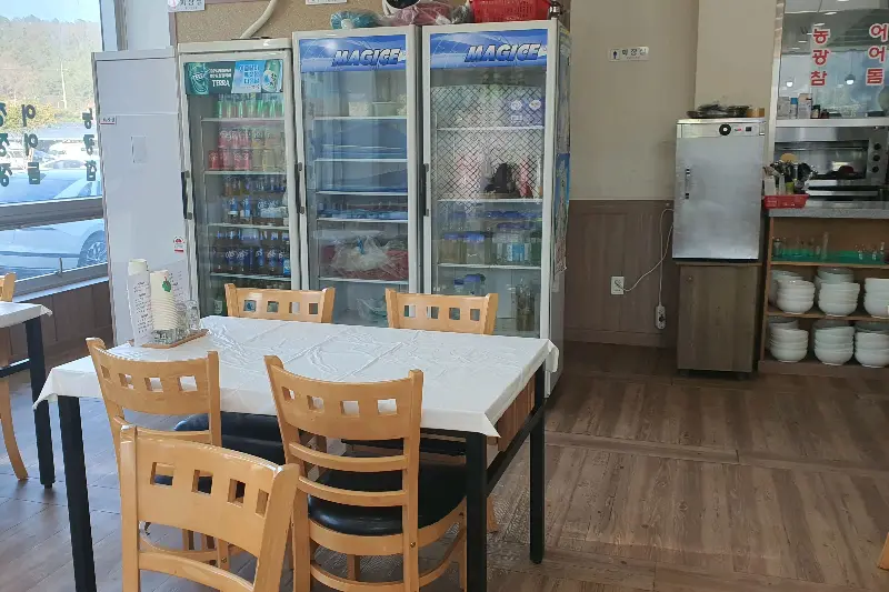 넓고 깔끔한 내부