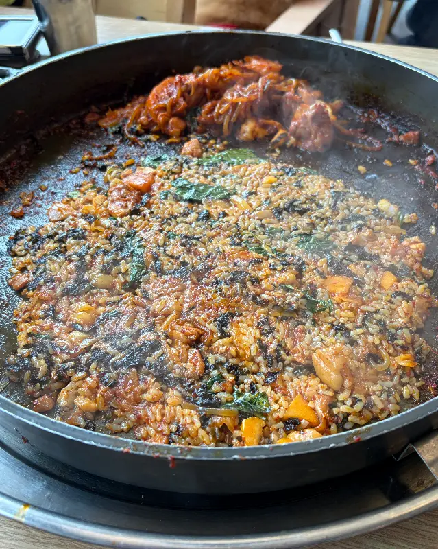 닭갈비 양념에 볶아진 볶음밥