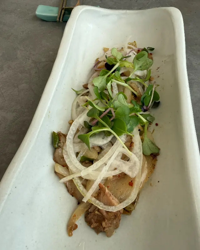 아름다운 플레이팅이 인상적인 요리