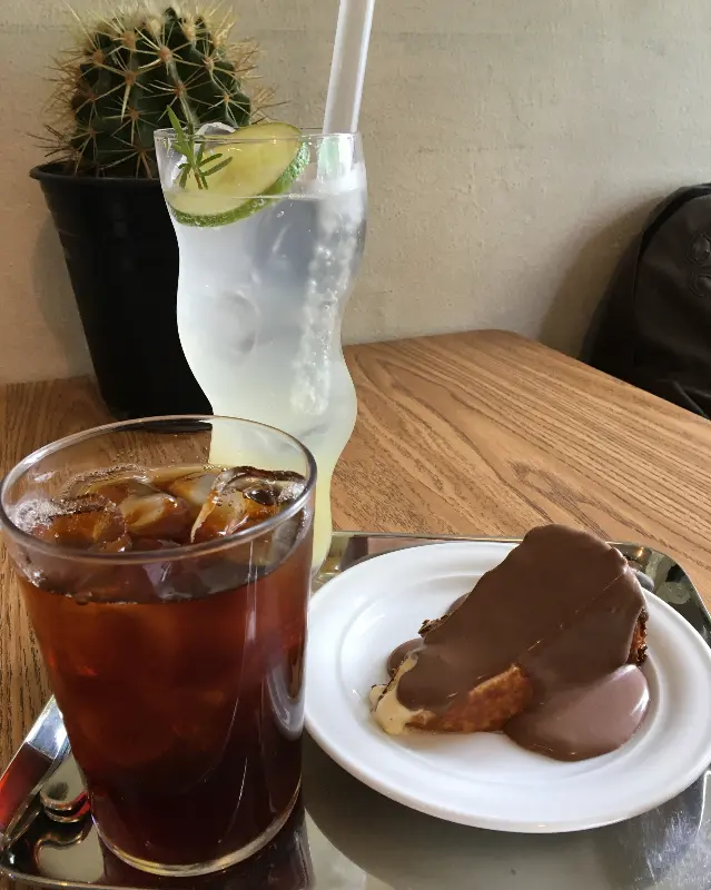 두틸다 케이크와 음료